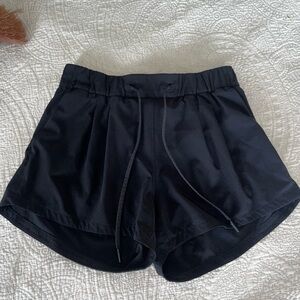 BLACK LULULEMON inner Glow High-Rise shorts 3” size 4